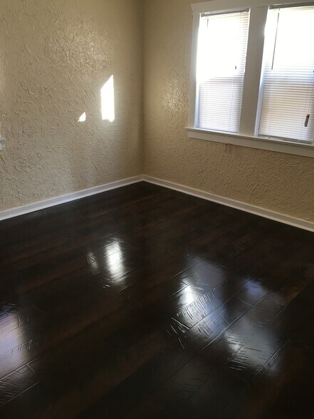 Building Photo - 5031 Bakman Ave