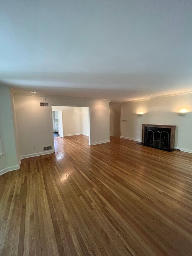 Building Photo - Berkley Stunner