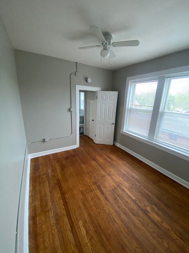 Building Photo - 5945 Hyslop Pl