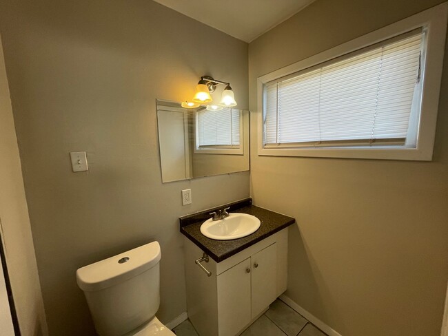 Building Photo - Pre-Leasing 4 bed 2 bath