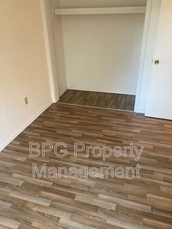 Building Photo - 123 Circle Dr