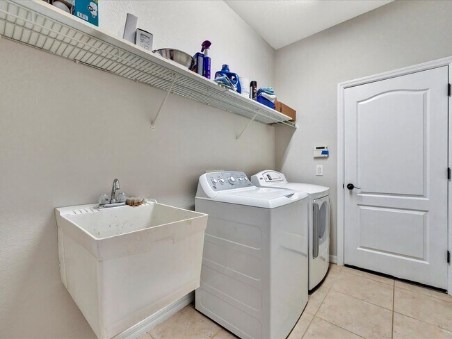 Building Photo - Pristine 4 bed/ 2 bath Annual Rental in Stoneybrook of Venice