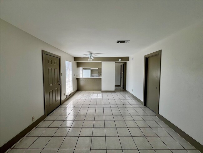 Building Photo - 1042 W Village Ct