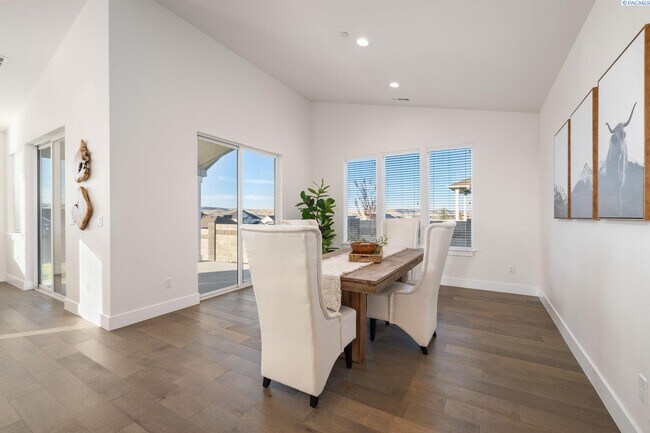 Building Photo - Generational suite w/separate entrance!