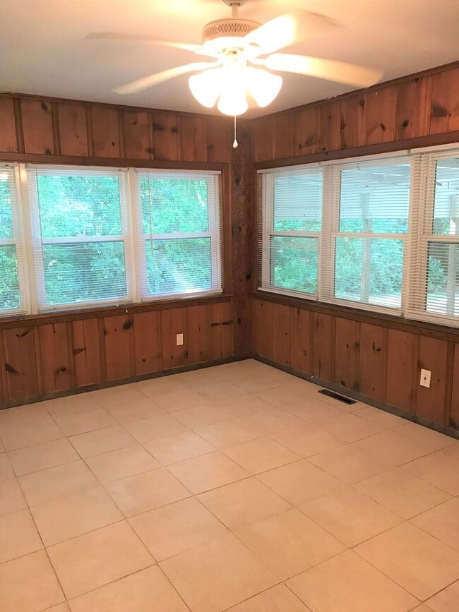 Building Photo - 215 Bamboo Dr