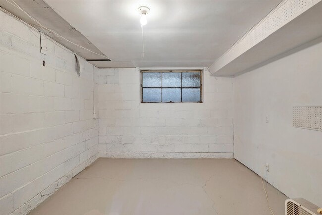 Building Photo - 2 BED / 1 BATH HOUSE NEAR CAMPUS W/ CHARMING CHARACTER