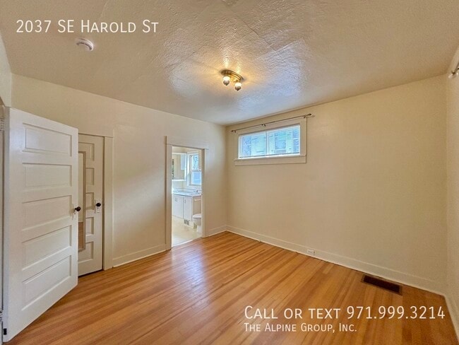 Building Photo - 2037 SE Harold St