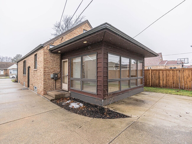 Building Photo - 7107 N Melvina Ave