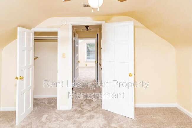 Building Photo - 657 Montclair Dr