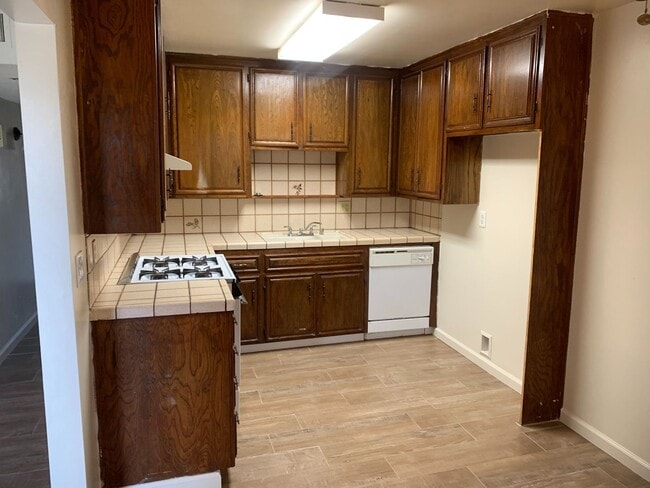 Building Photo - 220 Douglas St