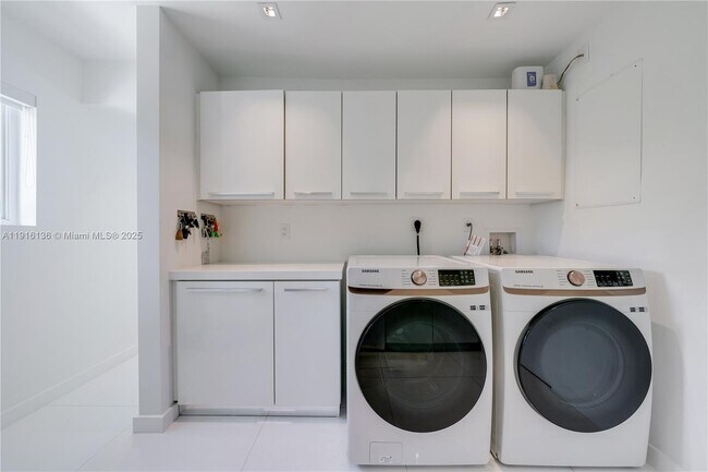 Building Photo - 475 Woodcrest Rd