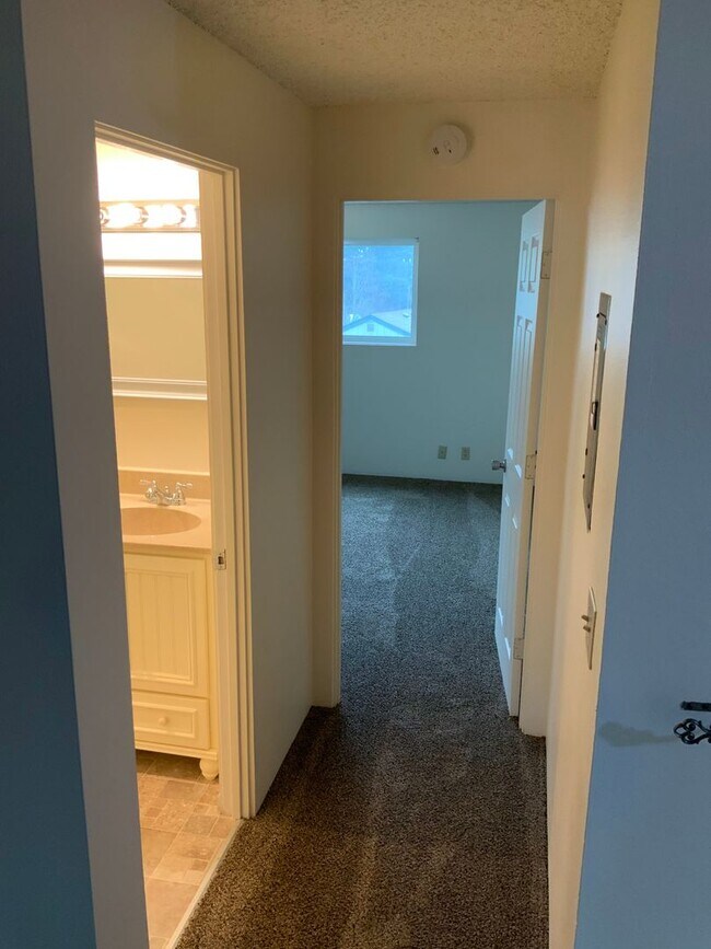 Building Photo - 1 Bedroom Condo in Southwest Eugene