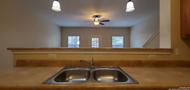 Building Photo - Newly Renovated Town-home