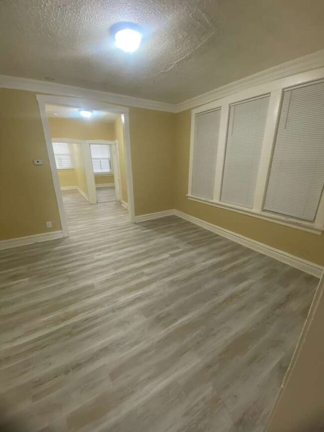 Building Photo - 5952 W Roosevelt Rd