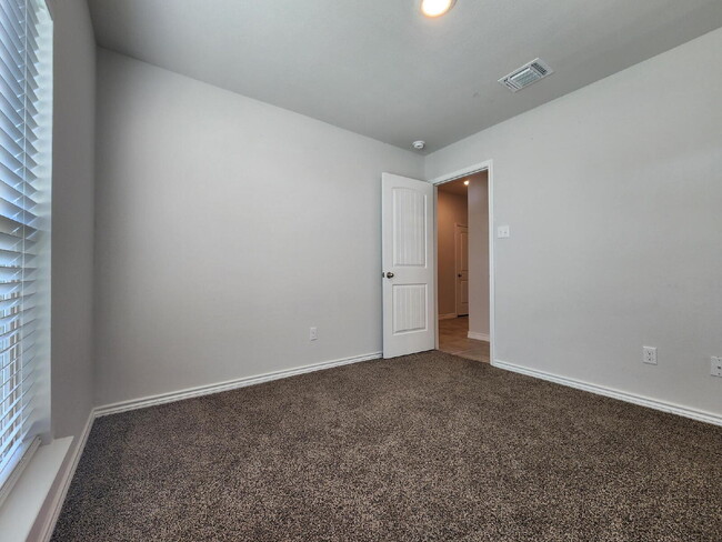 Building Photo - "Bright and Beautiful 3-Bedroom 2-Bath Hom...