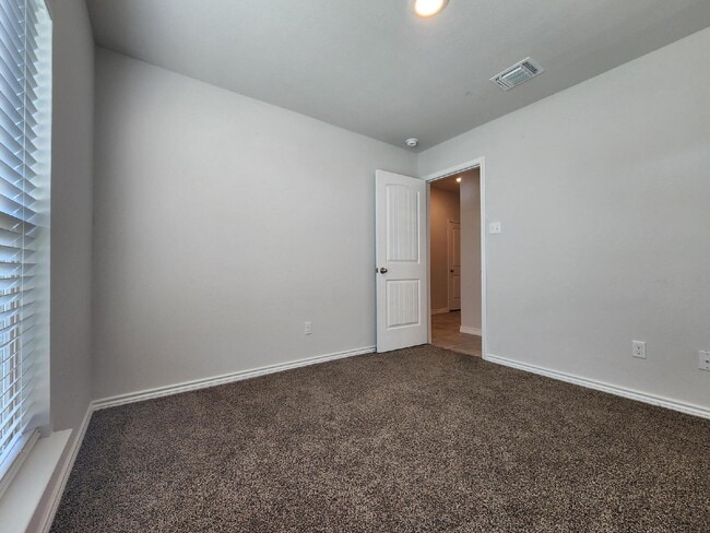 Building Photo - Bright & Beautiful 3-Bedroom Home in Three...