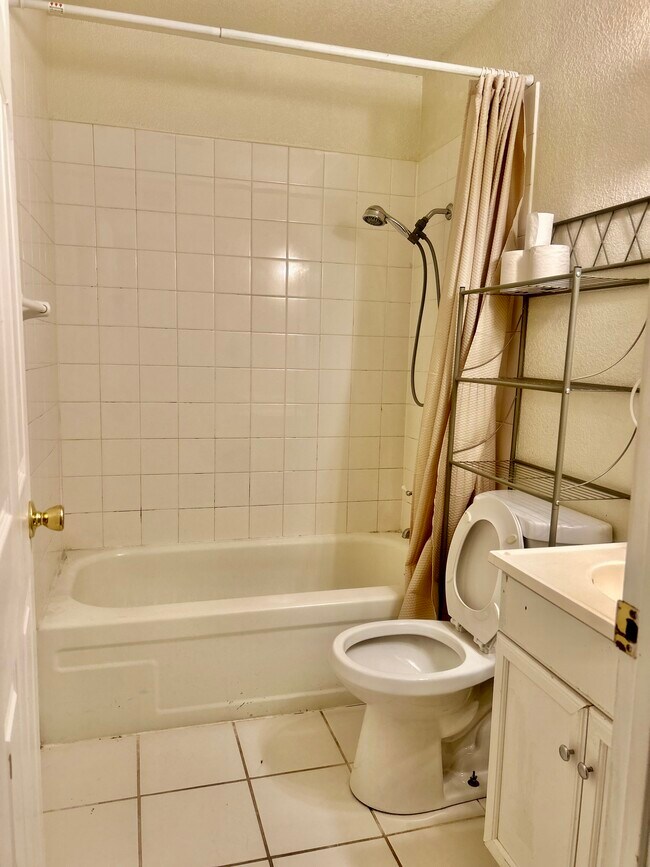 Building Photo - 2025 Benita Dr