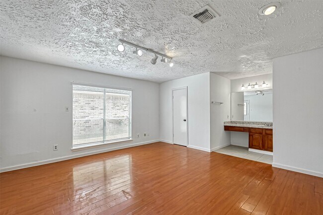 Building Photo - 16319 La Luna Dr