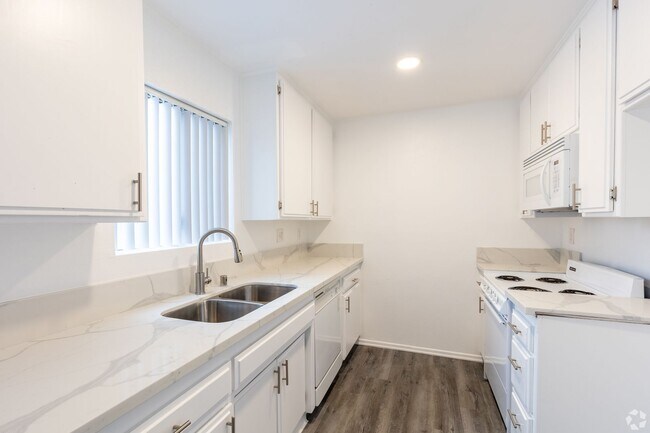 Interior Photo - 6643 Haskell Avenue