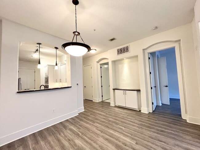 Building Photo - BEAUTIFUL CONDO WITH AMENITIES NEAR VANDER...