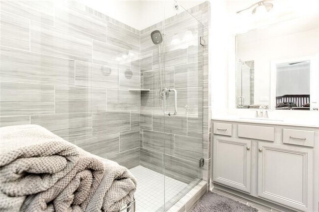 Building Photo - Large 3 Bedroom Luxury Townhome on Silver ...