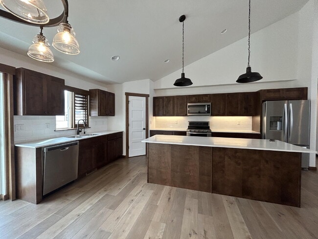 Building Photo - Luxury 4 Bed / 2 Bath Home on .84 Acres – UTILITIES INCLUDED - 3 Car Garage – RV Parking