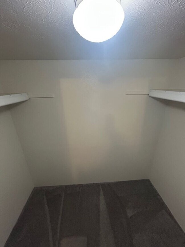 Building Photo - 2 bedroom 1 bath, middle floor apartment w...