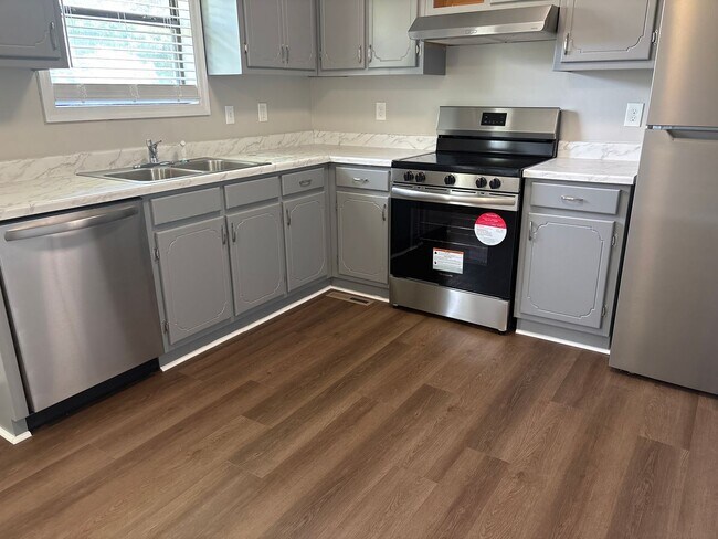 Building Photo - Charming 2 Bedroom Duplex in Manchester!