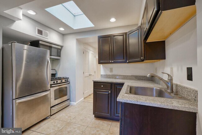 Building Photo - 1029 Booth St