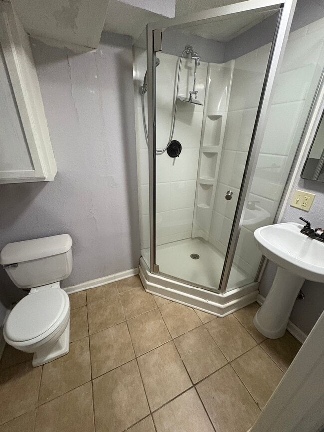 Building Photo - Huge Corner Lot in Grandview!! - 3 Bed / 2 Bath Split-Entry w/ Fenced Yard