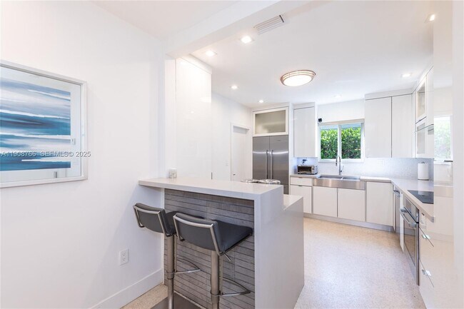 Building Photo - 829 Malaga Ave