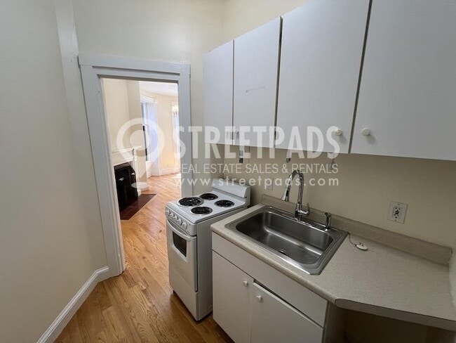 Building Photo - bedroom in Boston MA 02115