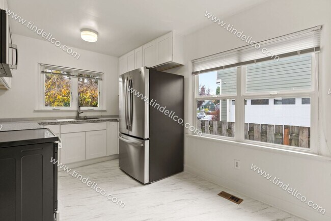 Building Photo - Modern Elegance Meets Campus Convenience: ...