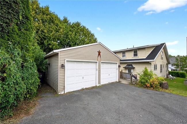 Building Photo - 111 Maplehurst Ave