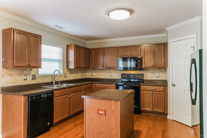 Building Photo - 167 Woodcreek Ln