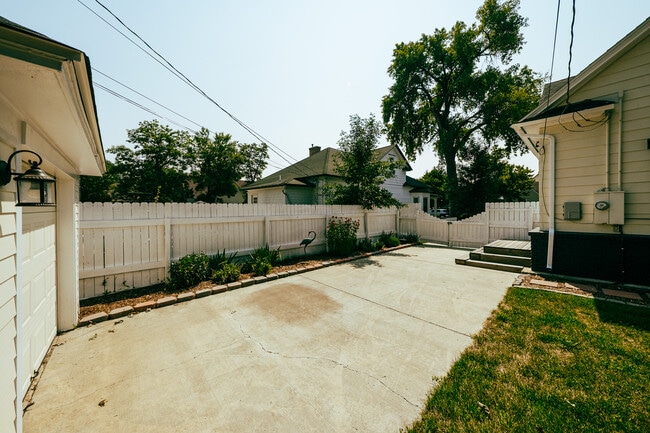 Building Photo - 317 W Brundage St