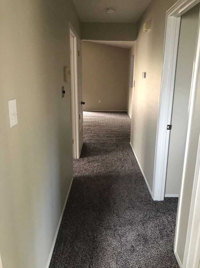 Building Photo - 567 Apache Loop SW