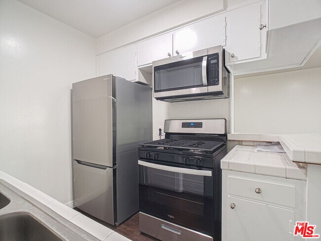 Building Photo - 453 N Kingsley Dr