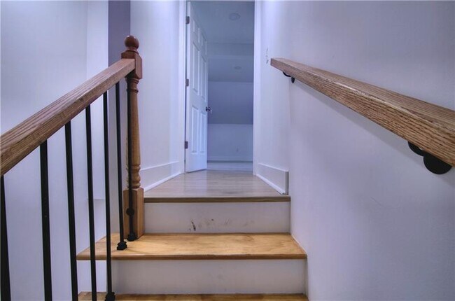 Building Photo - 1327 Reddour St