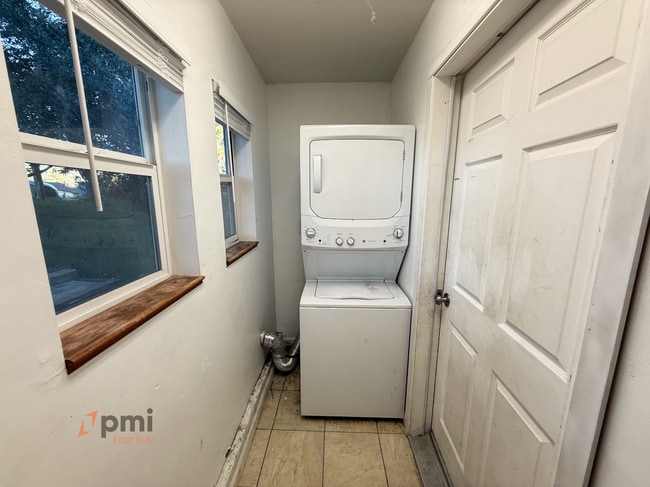 Building Photo - 4-Bedroom Residence in Martinez with Flexible Living Spaces