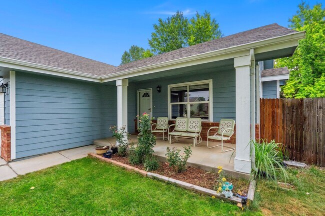 Building Photo - Stylish living in this modern 3 bed 2 bath...