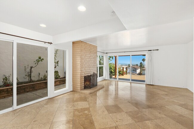 Living room - 2461 Geranium St