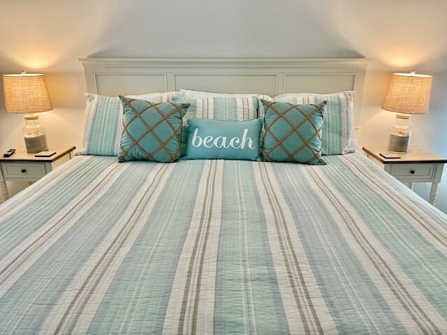 Main Bedroom w/ King Bed - 11723 Sand Castle Ln