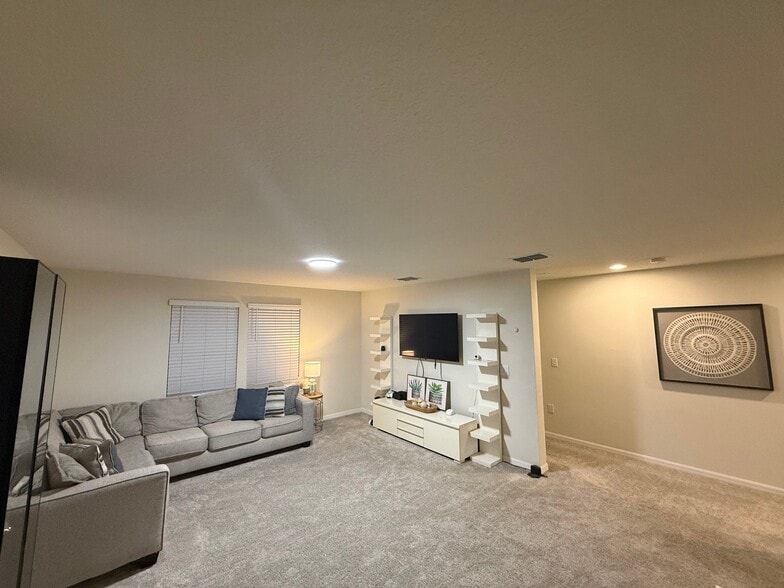 Building Photo - 2643 E Lake Pointe Dr