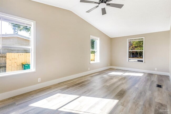 Building Photo - 211 Evergreen Dr