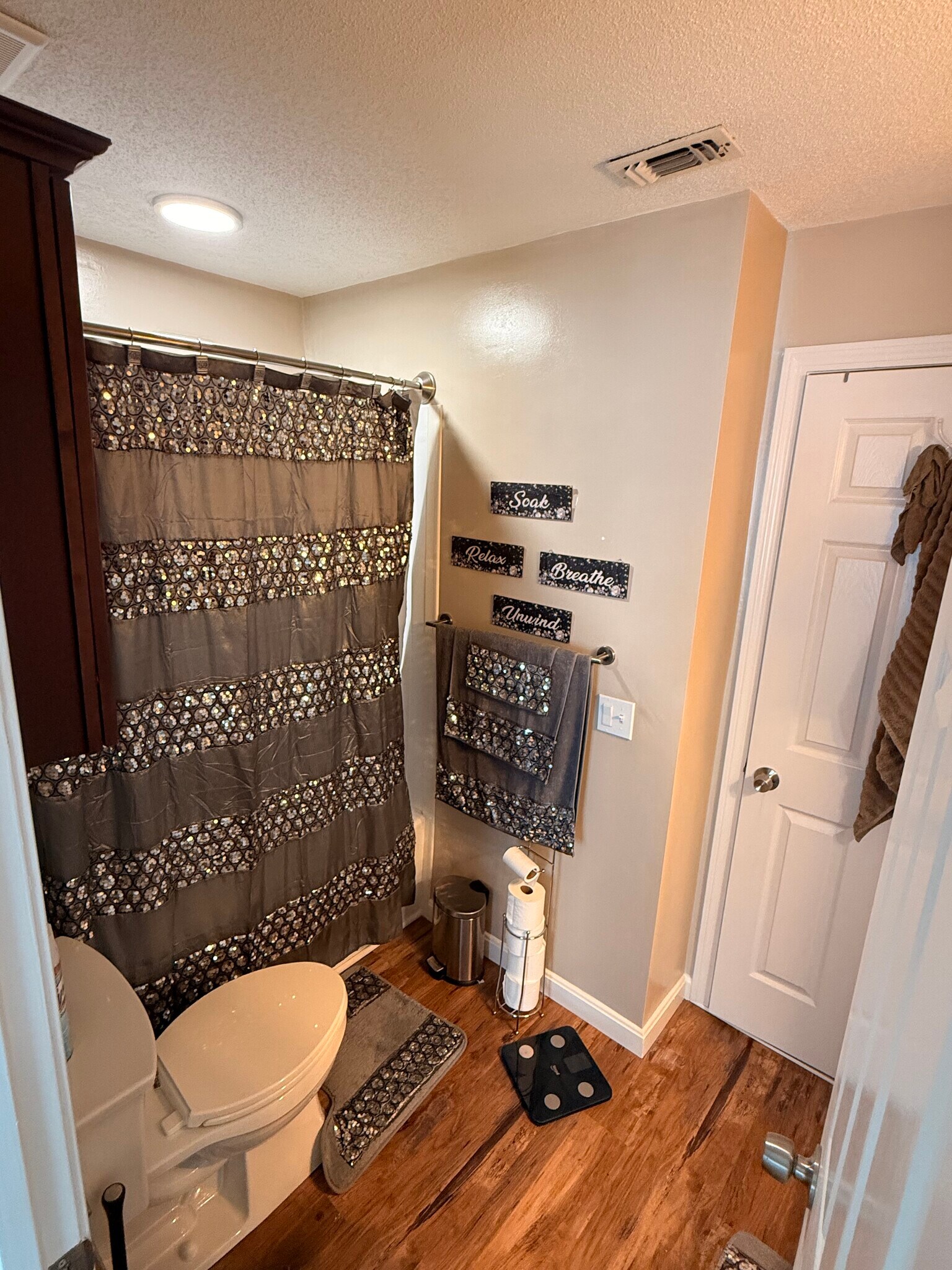 Full Bath view from 2nd bedroom - 11 Devon Club Ln