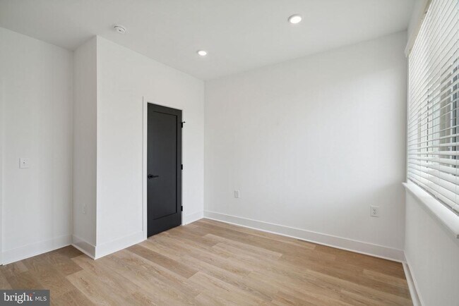 Building Photo - 1419 W Grange Ave