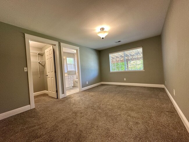 Building Photo - Bright & Spacious 3 Bed / 2 Bath - Gorgeou...