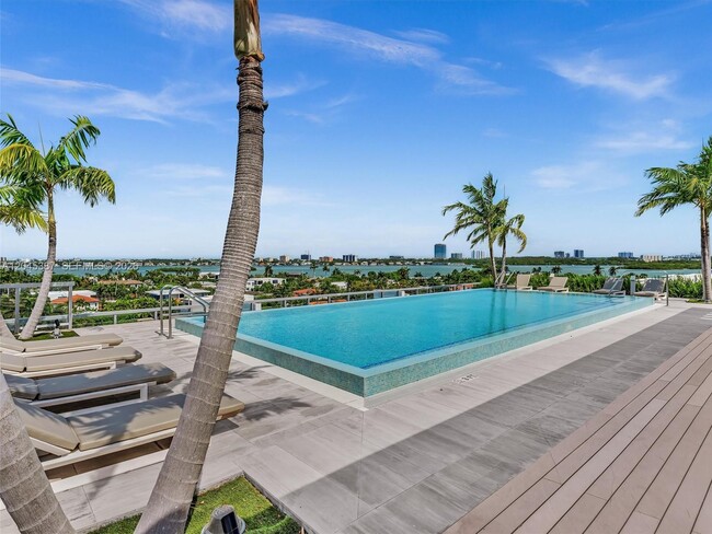 Building Photo - 9940 W Bay Harbor Dr