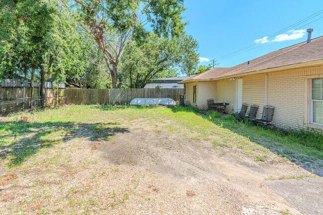 Building Photo - 2125 Strawberry Rd